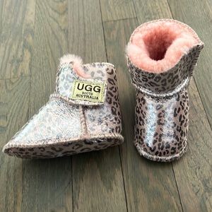 Ugg slipper booties for babies - barely worn - size 1 for 6-12 months